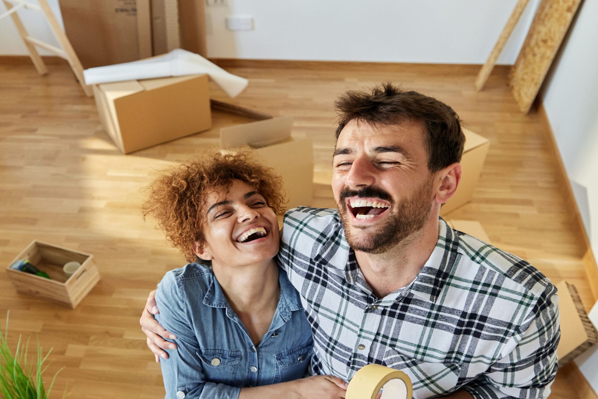 Glückliches Paar beim Einzug in die neue Wohnung
