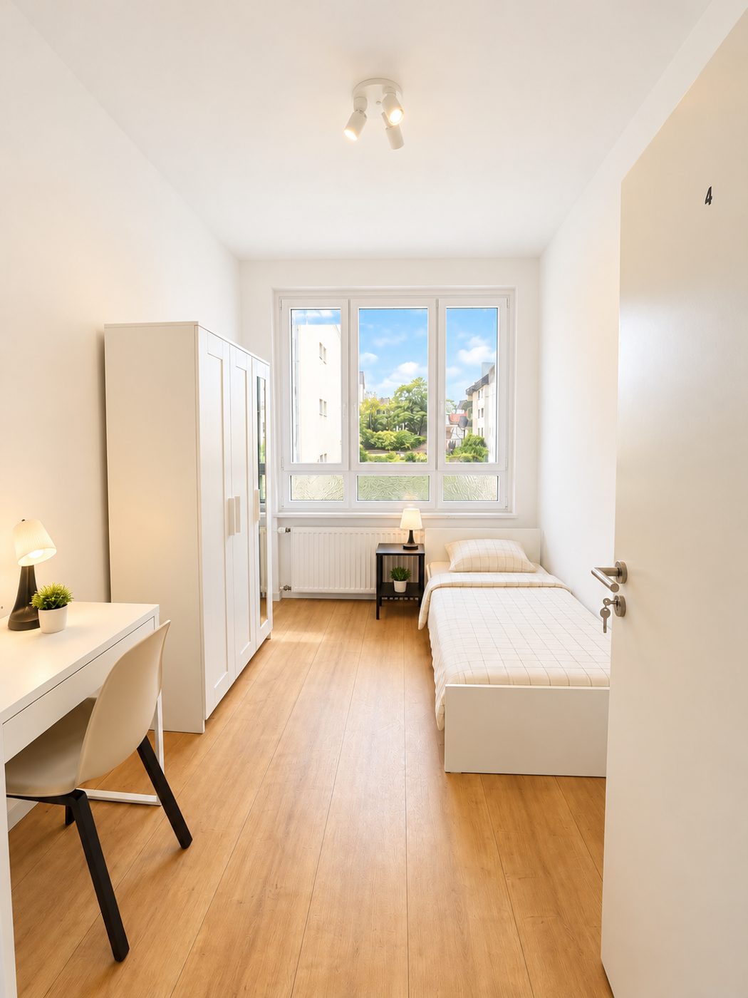 Helles möbliertes WG-Zimmer mit Fensterblick