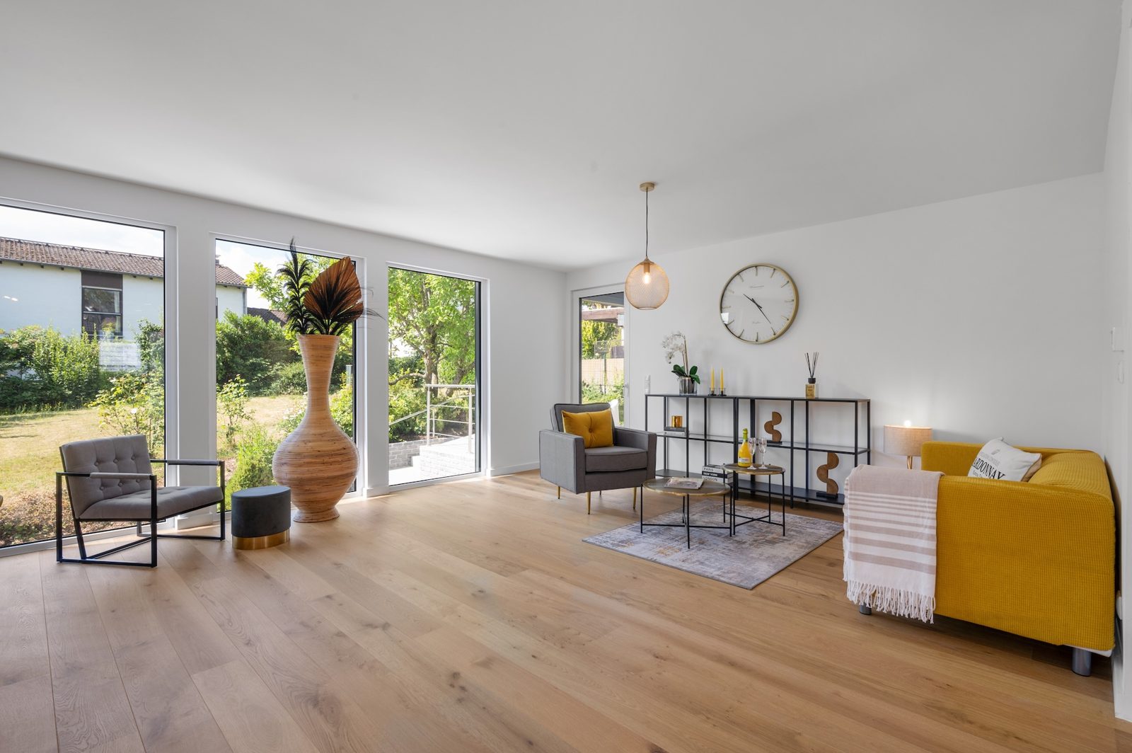 Helles, renoviertes Wohnzimmer mit Gartenblick